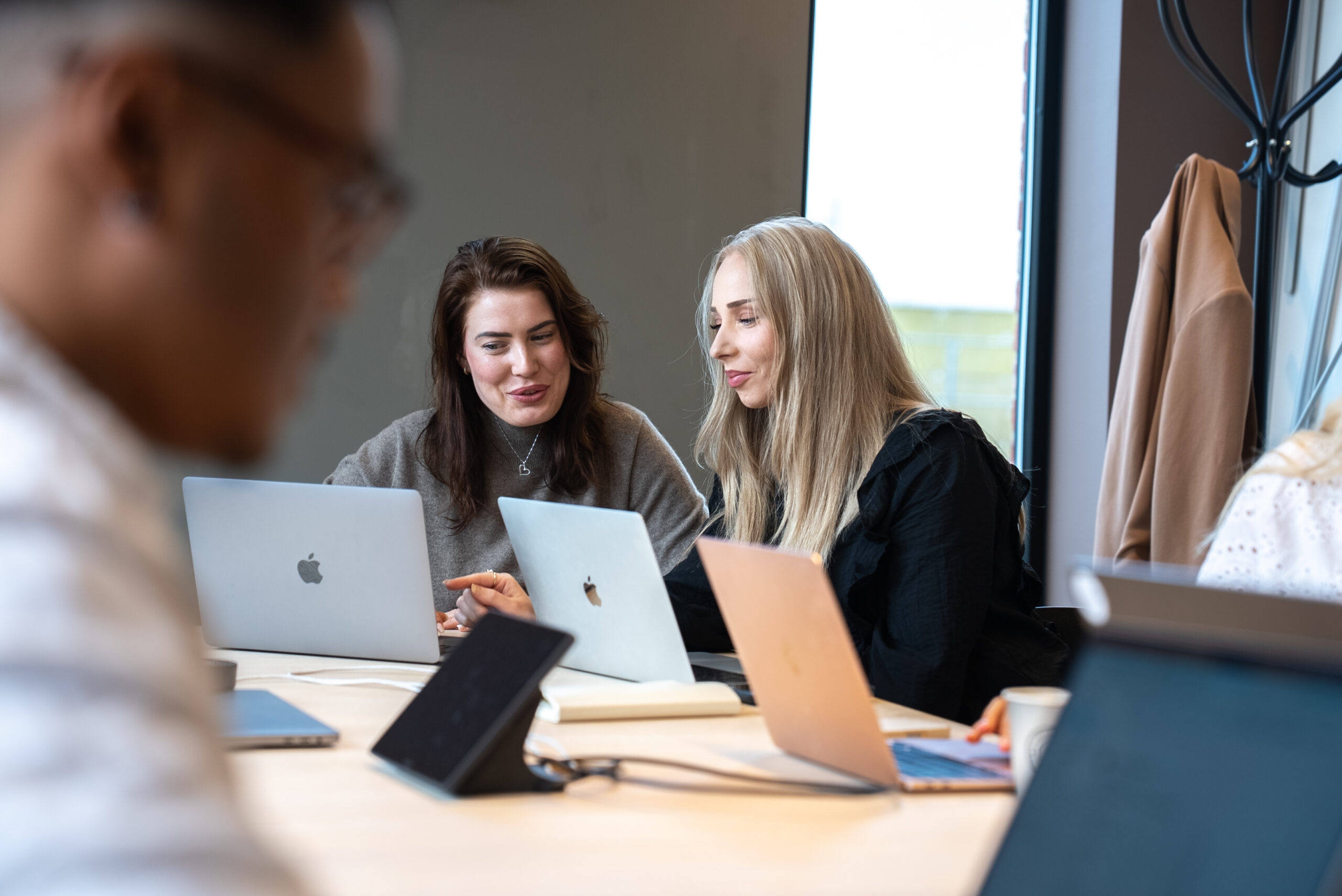 Photograph of Sandra and Sylvia, our two colleagues responsible for SEO and marketing at MediaBooster. Your trusted partner and digital marketing agency.